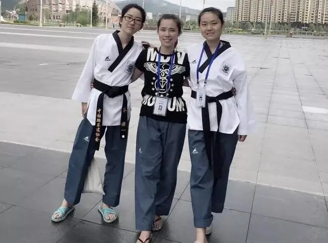参与跆拳道活动的岑诺（左一）.webp.jpg