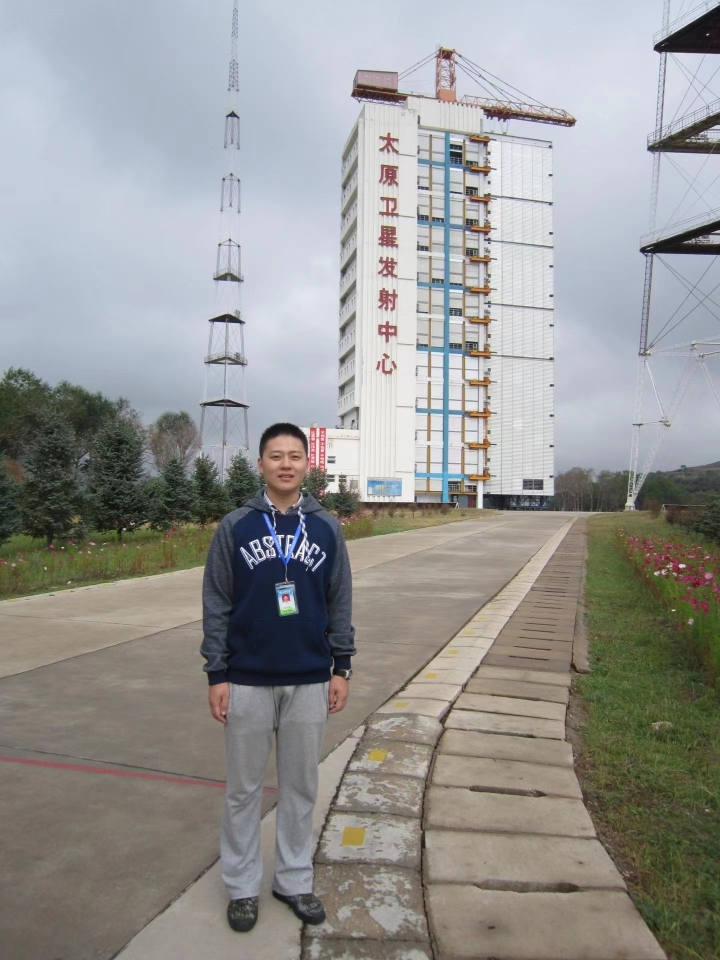 2015年孙书剑在太原卫星发射中心塔架前。受访者供图.jpg