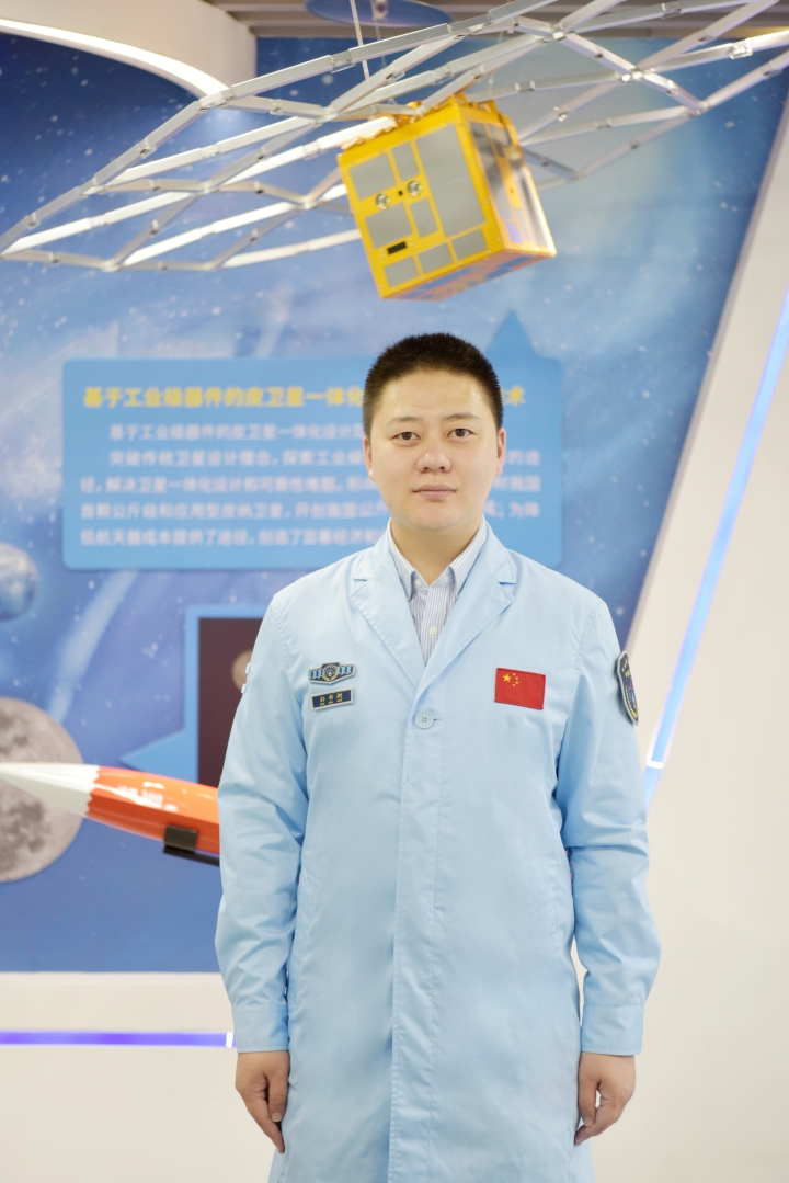 2022年，担任天平二号B卫星副总师的孙书剑与卫星模型合影。受访者供图.jpg