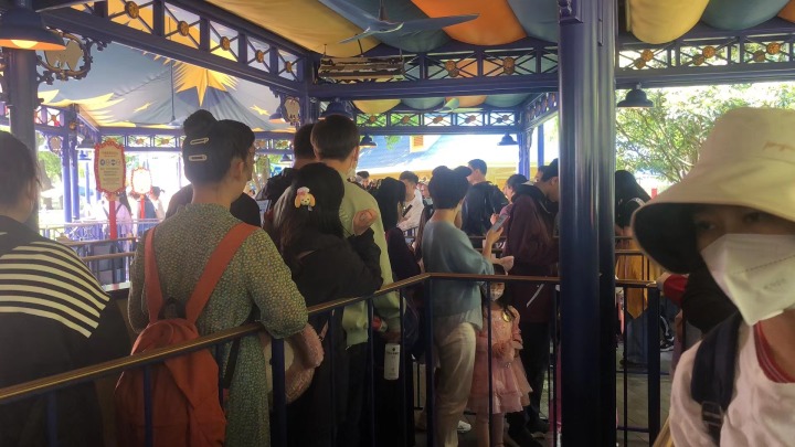 迪士尼排队.jpg