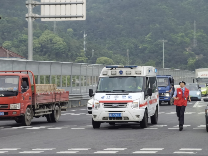 救护车，.jpg