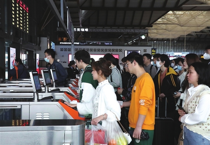 　　在铁路苏州站，旅客们正在排队检票进站。　　兴微摄