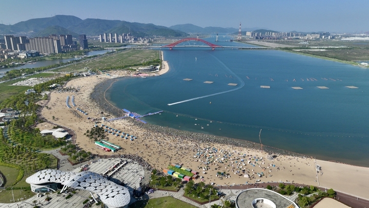 来宁波这片海滩观海戏水 享受假日清凉