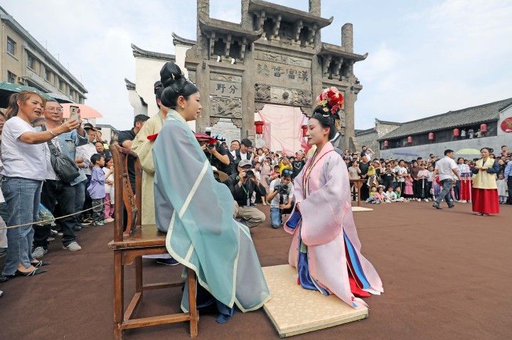 杭州：严州古城再现宋韵水上婚礼