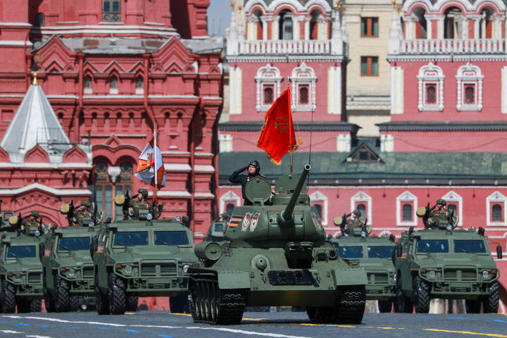 5月9日，在俄罗斯首都莫斯科，T-34坦克（前）驶过红场。 　　为纪念卫国战争胜利78周年，俄罗斯9日在莫斯科红场举行阅兵式，并在多地举行系列庆祝活动。 　　新华社记者 曹阳 摄.jpg