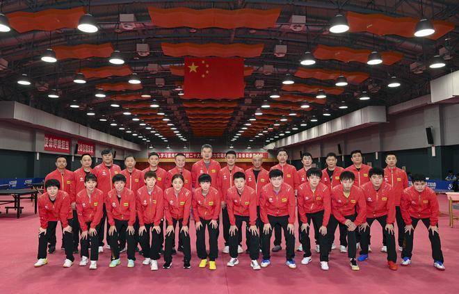 4月3日，参加德班世乒赛的中国队球员和教练组合影。新华社记者 陶希夷 摄.jpeg