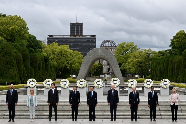 G7峰会开幕 与会领导人参观广岛和平纪念公园向核爆慰灵碑献花.jpg