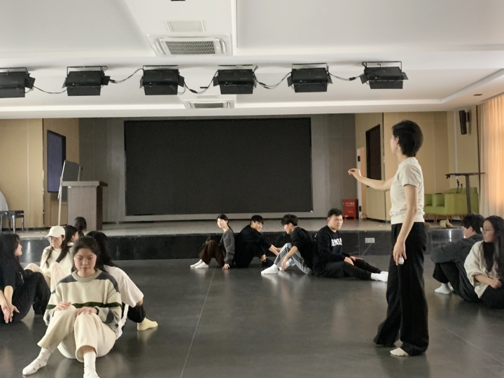 舞蹈教师在活动过程中进行指导.jpg