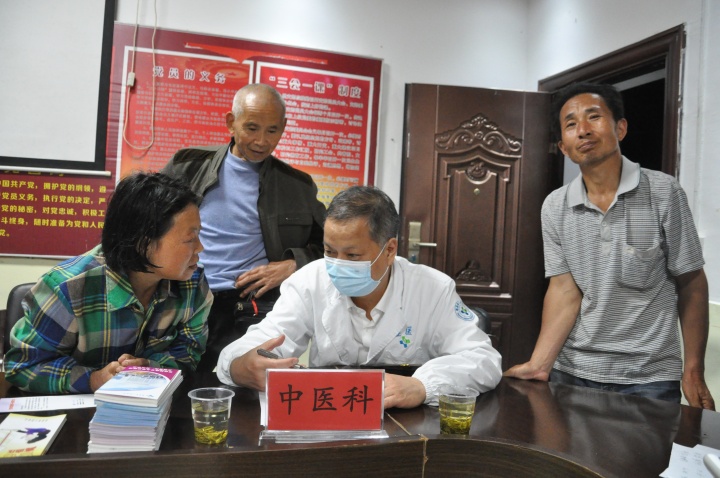 县级专家组：县人民医院党委书记巫智强对正村服务.JPG