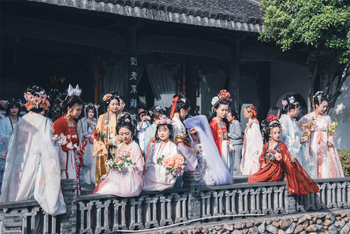 古街氛围吸引市民穿汉服打卡 魏帅 摄.jpg