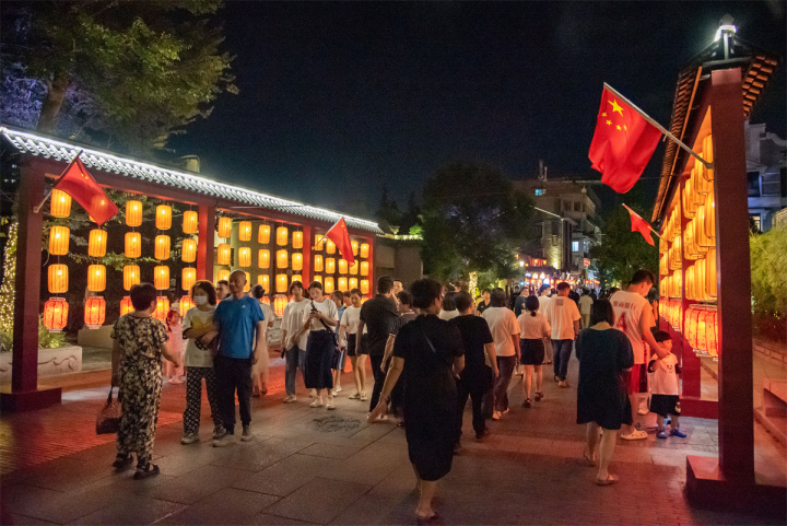 国庆氛围营造市民前来打卡 魏帅 摄.jpg