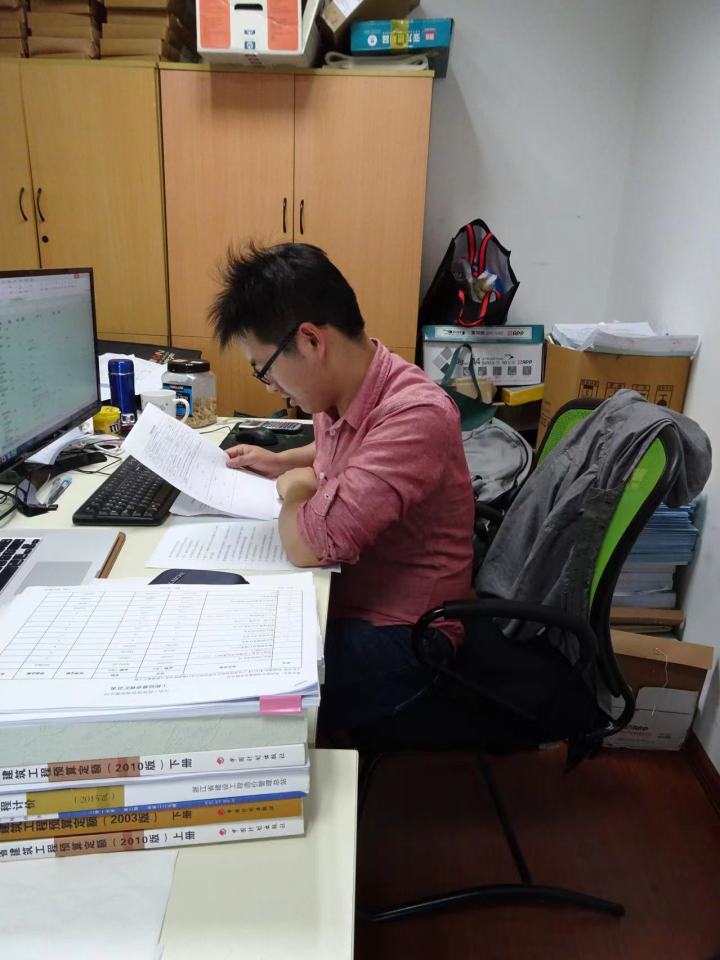 连夜赶工的李文兵 受访者供图.jpg