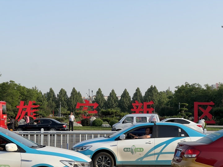 3月30日，雄安新区启用自己的专属车牌冀X序列，不少出租车挂上了“冀X”车牌。 叶怡霖 摄.jpg