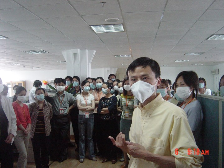 20030506 非典不幸降临阿里巴巴，马云在鼓励员工众志成城，抗击非典（阿里巴巴发现一例非典疑似病例，五一长假后的第一天马云当机立断决定实行自行隔离，公司全体进入SOHO状态）的副本.JPG