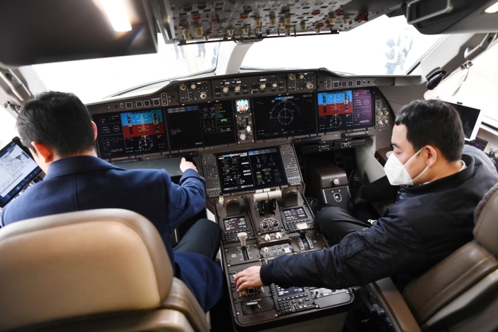 C919驾驶舱。 中新社记者 张浪 摄.jpg
