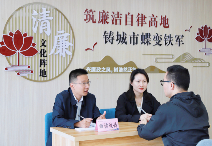 图为开化县纪检监察干部与回访对象开展回访谈话。夏晶如 摄.jpg