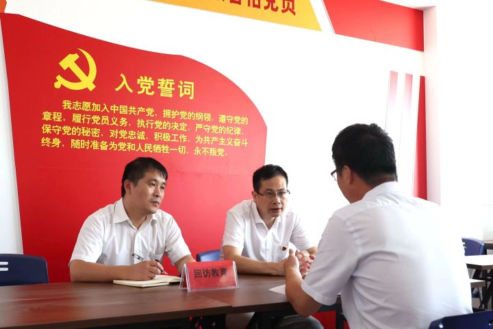 图为宁波市镇海区纪委监委第三检监察室与派驻第六纪检监察组开展联动，对粮食购销领域受处分干部进行回访，面对面了解其思想动态及工作表现。（张瑾 摄）.jpg