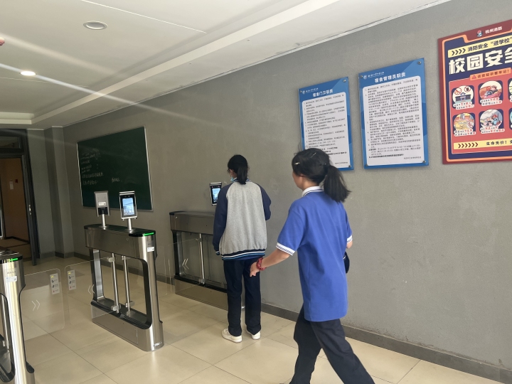 12点20分，寝室关门前，几名同学急忙冲进电梯.jpg