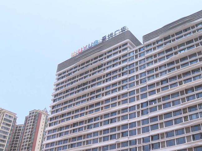 肇庆业主购42套房欲打通:挖掘机吊到室内作业,楼上住宅裂缝