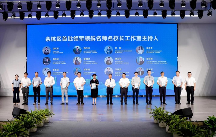 为工作室主持人颁发聘书.jpg