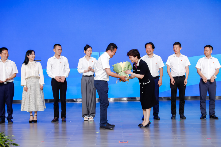 俞国娣名校长工作室合影.jpg