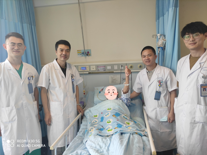 两年前手术后与医生合影.jpeg