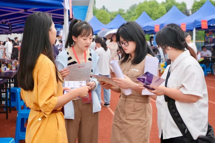 招聘会2.jpg