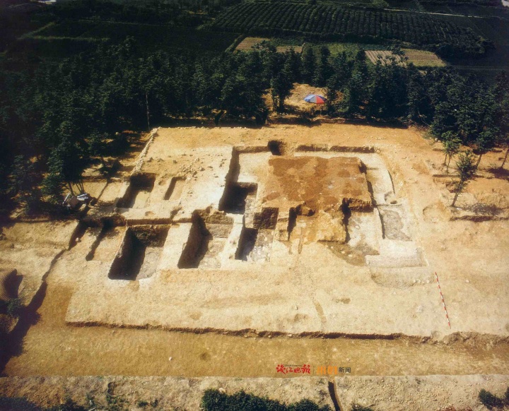 batch_B1瑶山祭坛-1987年揭示的瑶山祭坛遗址顶面遗迹.jpg
