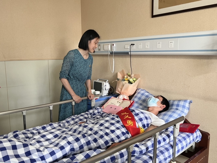 文晖街道党工委委员吴晓露看望慰问彭清林.jpg