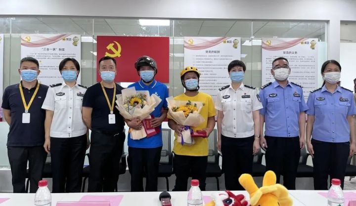 杭州市公安局授予美团小哥伏宜东二等治安荣誉奖章.jpg