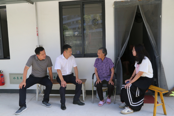关爱到家服务上门 征迁老人周转房过上暖心端午