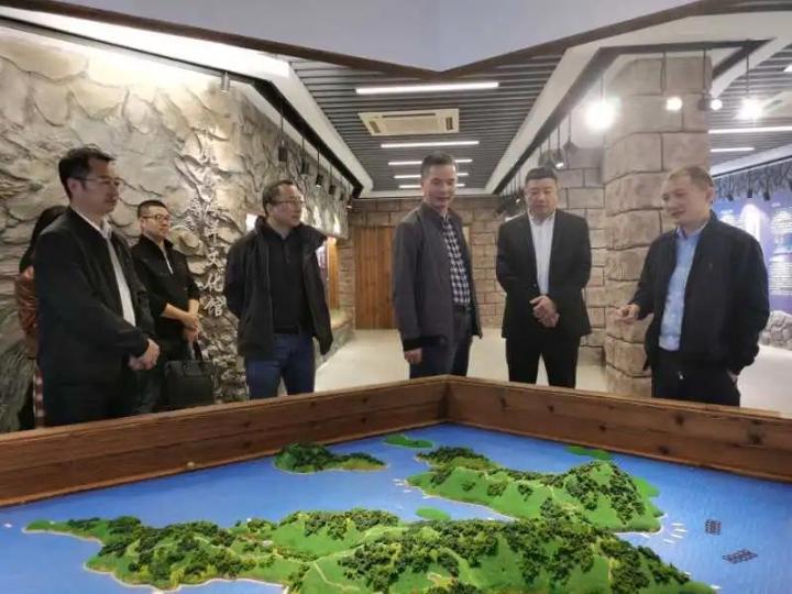浙江省科协副主席陆锦（右三）调研平阳南麂大黄鱼科技小院.jpg