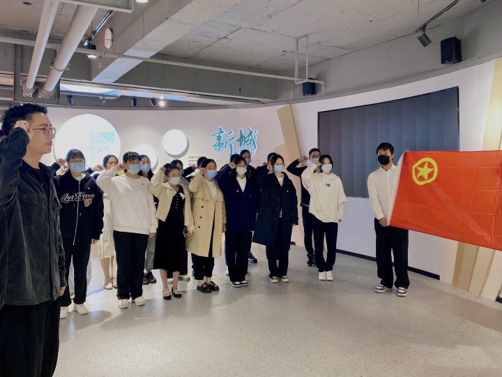 团十九大代表汤宇（左一）带领街道团员重温入团誓词.jpg