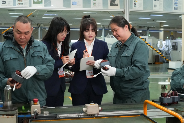 产业投资飞鹰队赴一线学习调研.JPG