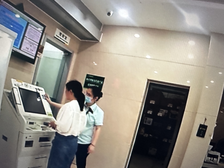 警惕！女子遭遇冒充“公检法”诈骗 民警及时按下“止损键”