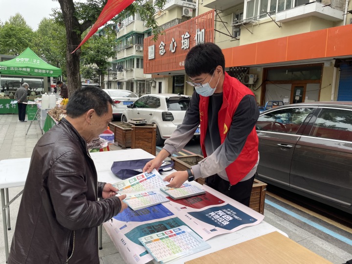 开展垃圾分类宣传活动.JPG