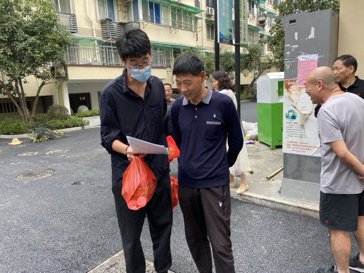 小区内宣传垃圾分类.JPG
