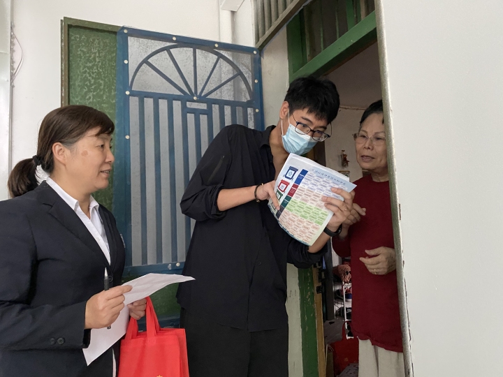 入户宣传垃圾分类.JPG