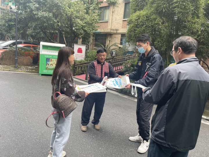 向小区居民分发垃圾分类文创品.JPG