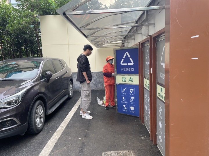 检查垃圾分类人员分类情况.JPG