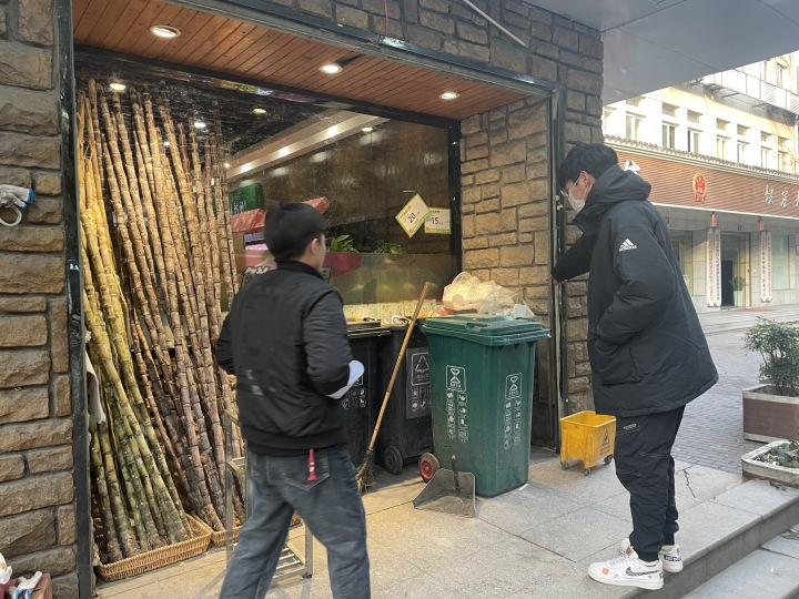 检查沿街店铺垃圾分类.JPG