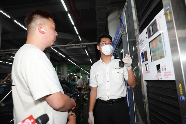 拱北海关所属港珠澳大桥海关关员引导首辆入境单牌车车主办理海关通关手续 俞波摄.jpeg