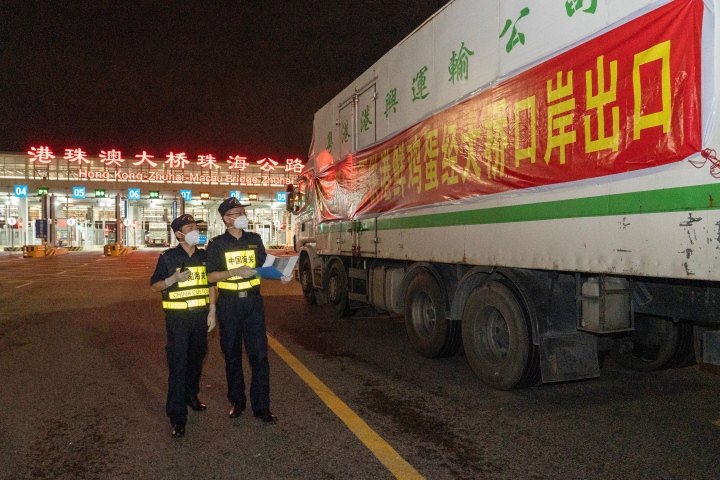 图1：海关高效验放首票经港珠澳大桥珠海公路口岸供港鲜鸡蛋+林昌锋_+摄.jpg