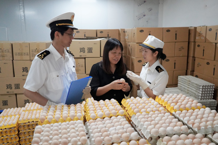 图3：拱北海关所属斗门海关关员对供港鲜鸡蛋实施属地监管+周佳慧+摄.jpg