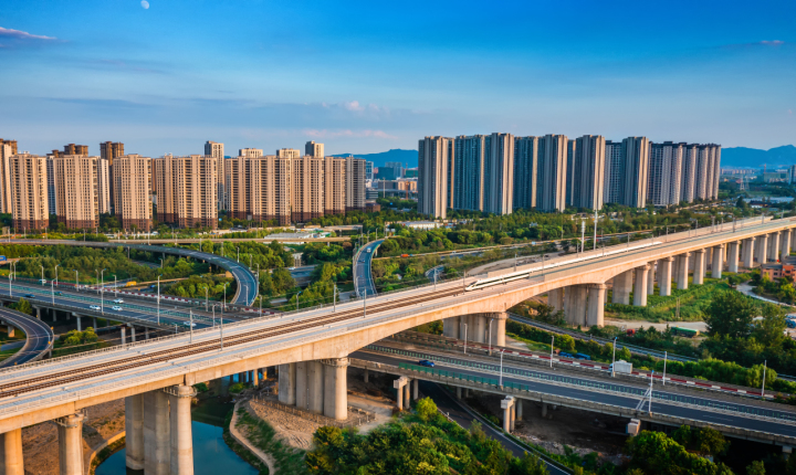 微信图片_20230703143232湖杭铁路列车穿城而过 摄影周蕊.jpg