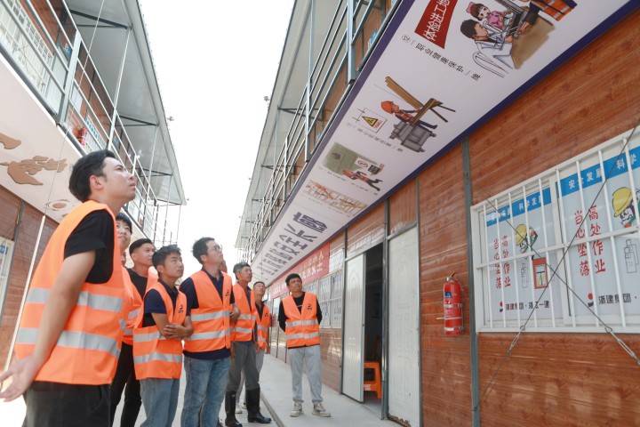 工人在安全长廊通过趣味漫画学习生产安全知识.jpg