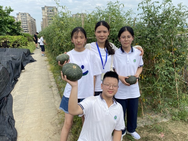 同学们分享了自己采摘的南瓜.jpg