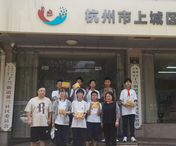 同学们将采摘的果实送往社区.jpg