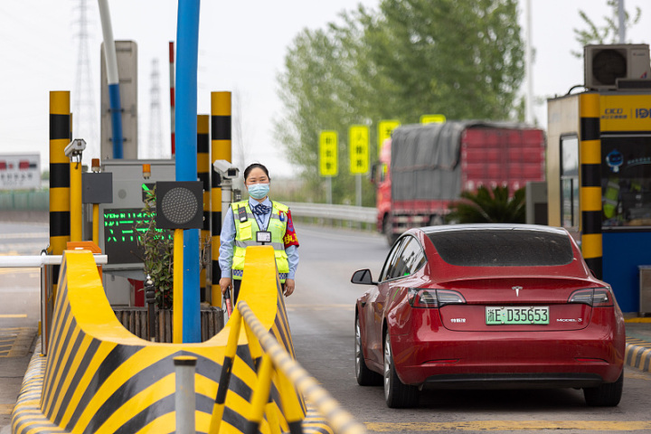 工作人员在浙江省s12申嘉湖(杭)高速湖州东收费站执勤疏导.