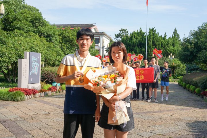 张鑫亮向妈妈献花表示感谢_proc.jpg